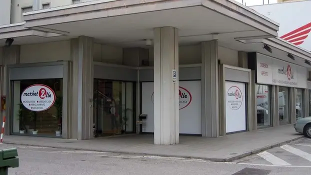 gavagnin lazzarini san dona di piave non ci sono 2 piani visibili dall'esterno. All'interno ci sono due piani sfalsati da alcuni scalini. Non ho potuto fare foto all'interno in quanto c'era già il cinesino sulla porta d'ingresso.