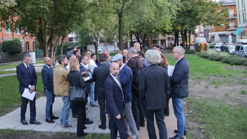 Foto Agenzia Candussi/Chiarin/ Mestre, via Piave/ La commissione parlamentare di inchiestasulle condizioni di sicurezza e degrado delle città e delle periferie visita i giardinetti di via Piave