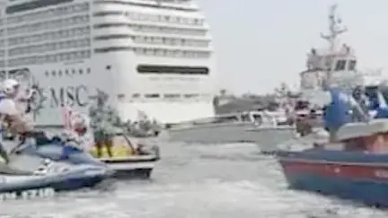 La protesta dello scorso giugno, al passaggio della Msc Orchestra, che ha riproposto il problema delle grandi navi