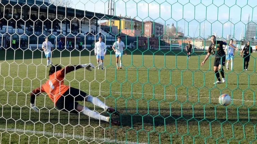 Cruccu Venezia 26.02.2012.- Calcio Venezia/Sandonà-Jesolo. Gol Venezia, Zubin su rigore.- Interpress