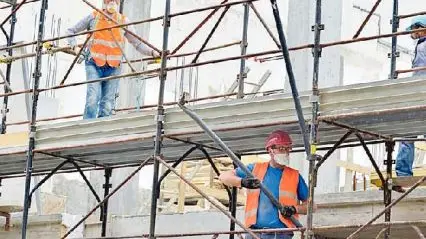 Operai al lavoro nelle impalcature