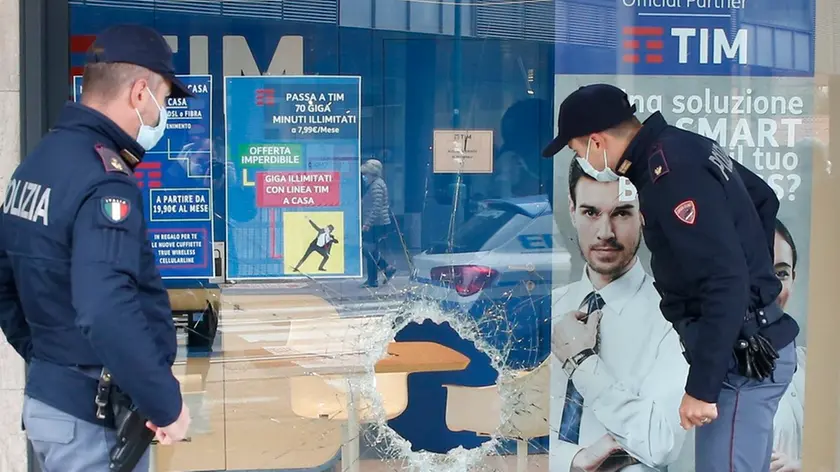 I poliziotti al centro Tim