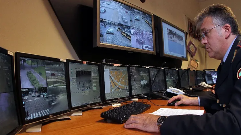 Un vigile urbano al lavoro nella sala controllo della polizia locale, oggi a Milano. Il vicesindaco di Milano, Riccardo De Corato, ha presentato un nuovo sistema di telecamere intelligenti...MATTEO BAZZI