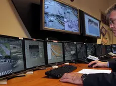 Un vigile urbano al lavoro nella sala controllo della polizia locale, oggi a Milano. Il vicesindaco di Milano, Riccardo De Corato, ha presentato un nuovo sistema di telecamere intelligenti...MATTEO BAZZI