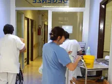 INFERMIERI IN CORSIA DURANTE IL TRASLOCO RIORGANIZZAZIONE ALL'OSPEDALE UMBERTO PRIMO DI MESTRE...TESTATINA LA NOSTRA SALUTE Corsia di un ospedale padovano In alto: Claudio Rizzato dei Ds e Margherita Miotto, di Ipv. A destra: l'assessore Fabio Gava