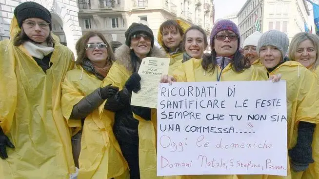 CARRAI - PROTESTA COMMESSE PIAZZA GARIBALDI