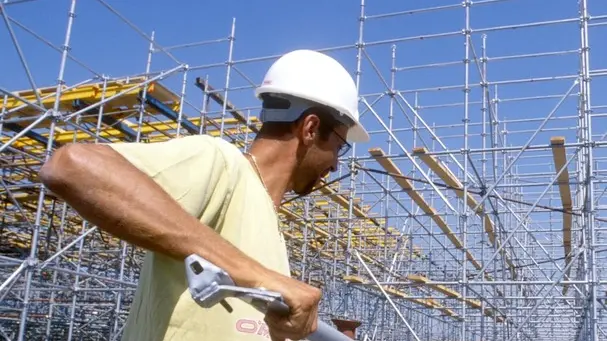 LAVORI EDILI, CANTIERE OPERAIO CON CASCHETTO