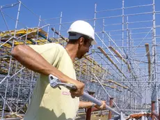 LAVORI EDILI, CANTIERE OPERAIO CON CASCHETTO