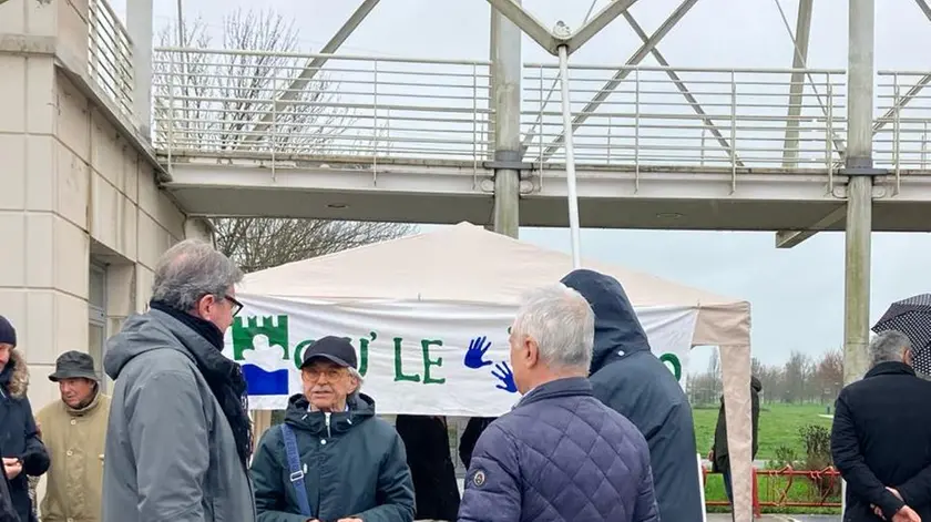 Cittadini al gazebo di raccolta firme allestito al parco di San Giuliano