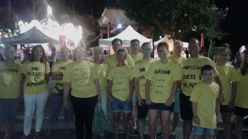 DINO TOMMASELLA - ERACLEA - MANIFESTAZIONE IERI SERA IN CENTRO A ERACLEA MARE DEI RESIDENTI AL CONDOMINIO MIMOSA
