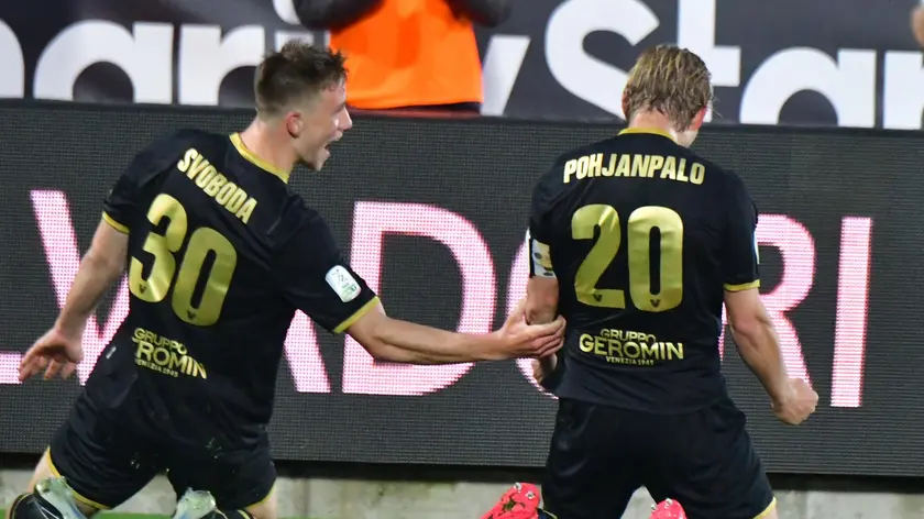 Pohjanpalo esulta al Penzo dopo il gol, accanto a lui Svoboda