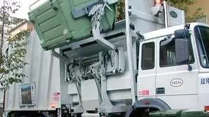 ...................................................... Adriano Agostini capocronista Nuova Venezia via Verdi 30-32, Mestre 041.5074630 - Sopra la raccolta dei rifiuti con un camion di Veritas, a destra un nuovo cassonetto con ®calotta¯ che si puo' aprire con la chiave o con apposita tessera elettronica