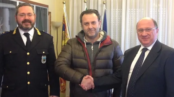 Il sindaco Andra Follini e il comandate dei vigili, Claudio Rubini, hanno ricevuto Andrea Tozzato, intervenuto per aiutare la vigile aggredita, evitando il peggio