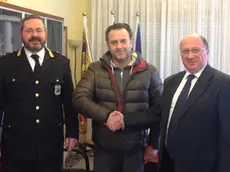 Il sindaco Andra Follini e il comandate dei vigili, Claudio Rubini, hanno ricevuto Andrea Tozzato, intervenuto per aiutare la vigile aggredita, evitando il peggio