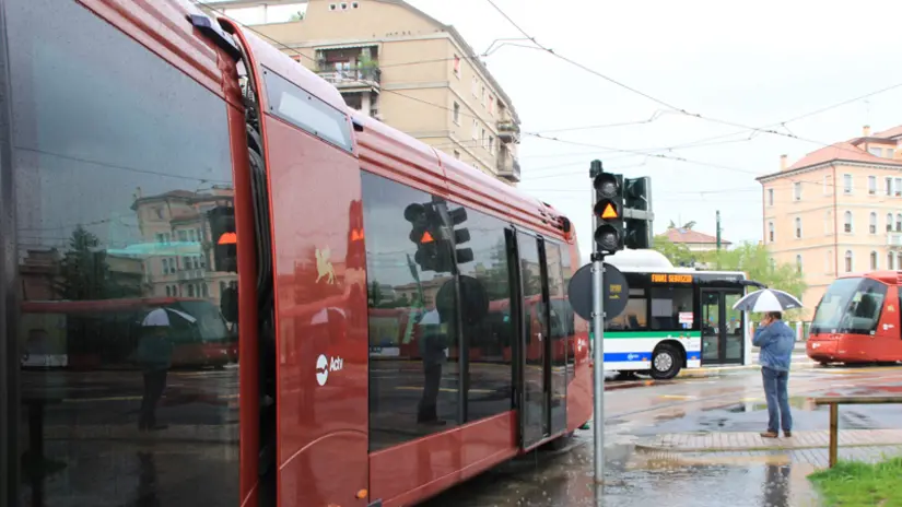 Tram bloccato in piazzale Cialdini a causa del temporale