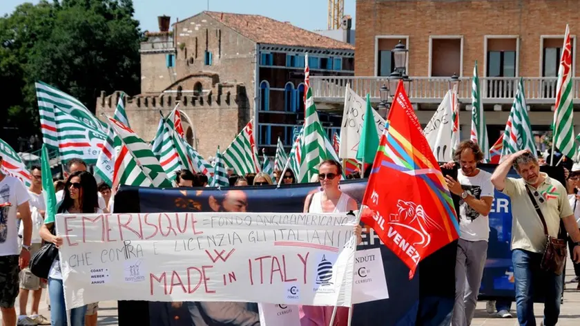 Interpress/Mazzega Morsego Venezia, 10.06.2014.- Regione Veneto Ferrovia, Protesta del lavoratori I.S.C. Moncler per i 106 licenziamenti.-