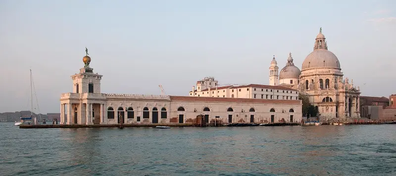 ITA, Italien, Venedig, Museum Punta Della Dogana, mit seiner Dreiecksform ist das Musem zwischen dem Canale Grande und dem Giudecca Kanal gelegen. Als Zentrum für Gegenwartskunst beinhaltet das ehemalige Gebaeude der Hafenautoritaet von Venedig eine permanente Ausstellung von Kunstwerken der Sammlung von Francois Pinault. Architektur von Tadao Ando | ITA, Italy, Venice, with its triangular shape, Punta della Dogana split the Grand Canal from the Giudecca Canal. As center for contemporary art , the former monumental port of the city present a permanent exhibition of works from François Pinault Collection. Architecture by Tadao Ando