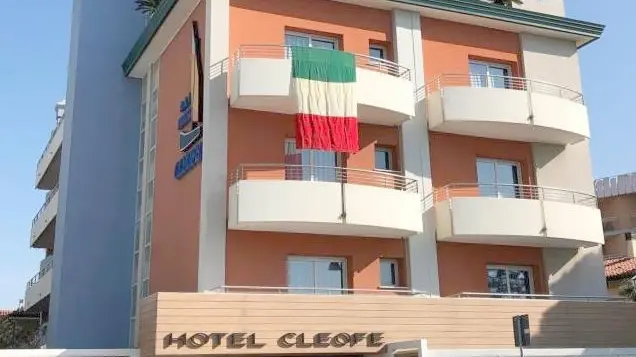 L’Hotel Cleofe, preso di mira da una banda di ragazzini