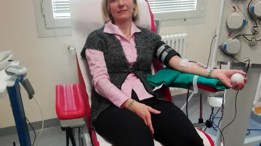 Laura Doria, avisina da 25 anni, durante una donazione di sangue