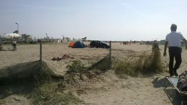 Auto e tenda «percheggiate» a Ferragosto sulla spiaggia libera
