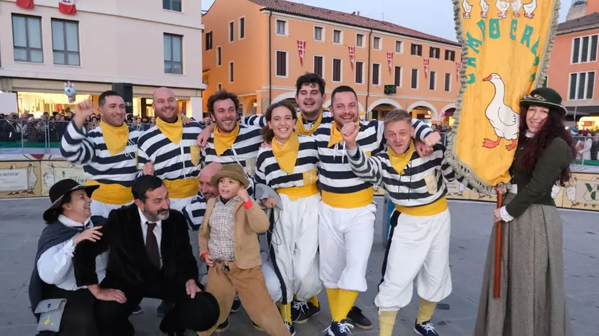 I gialli di Campocroce si aggiudicano il Zogo de l'oca. Foto Pòrcile
