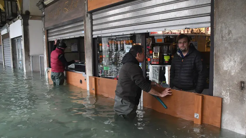 Interpress\M.Tagliapietra Venezia 19.11.19.- Negozi con l'acqua alta.