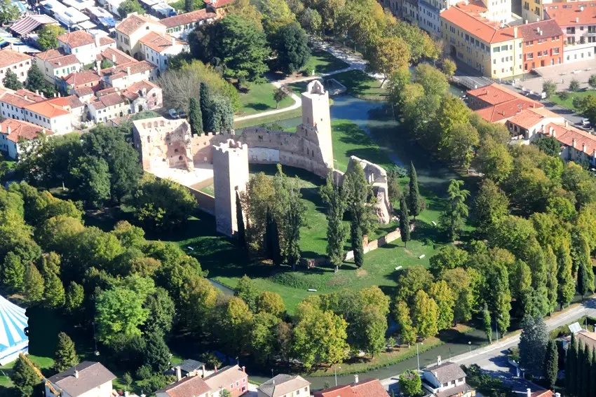 Un'immagine dall'alto della Rocca di Noale