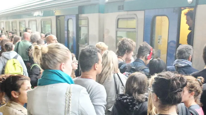 TOME' - PENDOLARI SUL TRENO PER VENEZIA ALLE 17.15