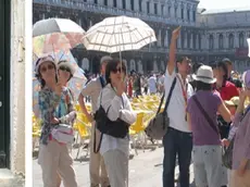 I finti auguri di Natale e turisti in piazza San Marco