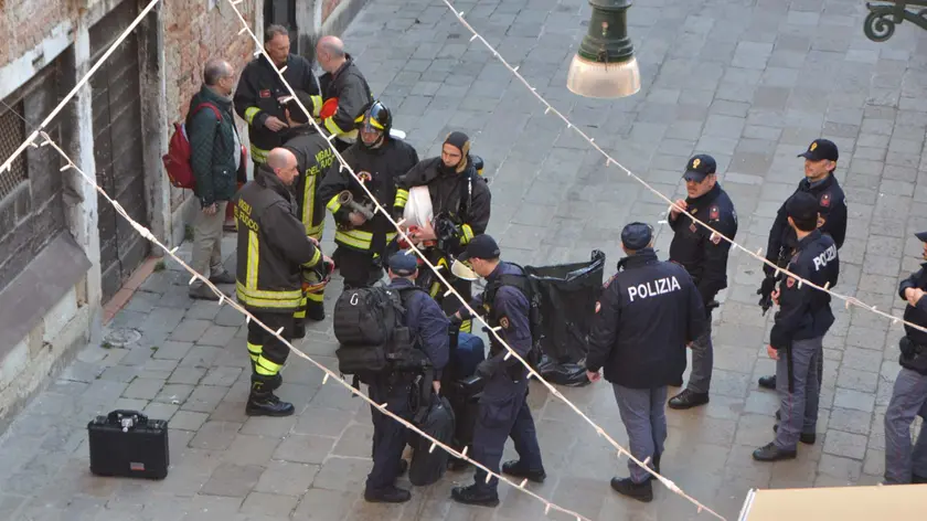 Artificieli, poliziotti e vigili del fuoco davanti al borsone abbandonato in calle dei Boteri (foto Agenzia Interpress, Venezia)