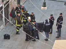 Artificieli, poliziotti e vigili del fuoco davanti al borsone abbandonato in calle dei Boteri (foto Agenzia Interpress, Venezia)