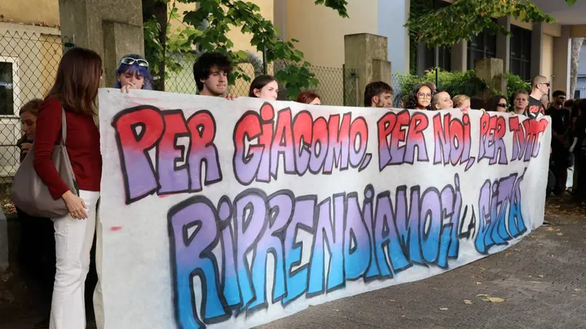 La manifestazione organizzata a Mestre sul luogo in cui è stato accoltellato Giacomo Gobbato
