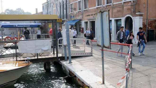 Interpress/Mazzega Tantucci Venezia, 06.10.2012.- Sprofonda la riva S.Chiara a Piazzele Roma.- Nella foto fondamenta transennata