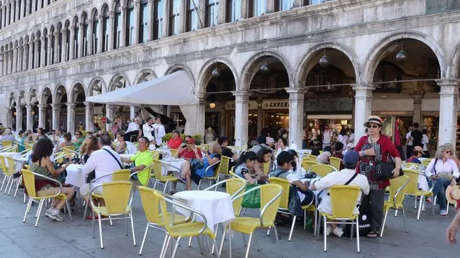 INTERPRESS/TAGLIAPIETRA. CAFFE' LAVENA IN PIAZZA SAN MARCO DI PROPRIETA' DELLA FAMIGLIA REY.