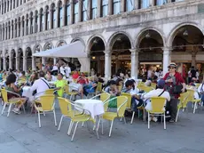 INTERPRESS/TAGLIAPIETRA. CAFFE' LAVENA IN PIAZZA SAN MARCO DI PROPRIETA' DELLA FAMIGLIA REY.