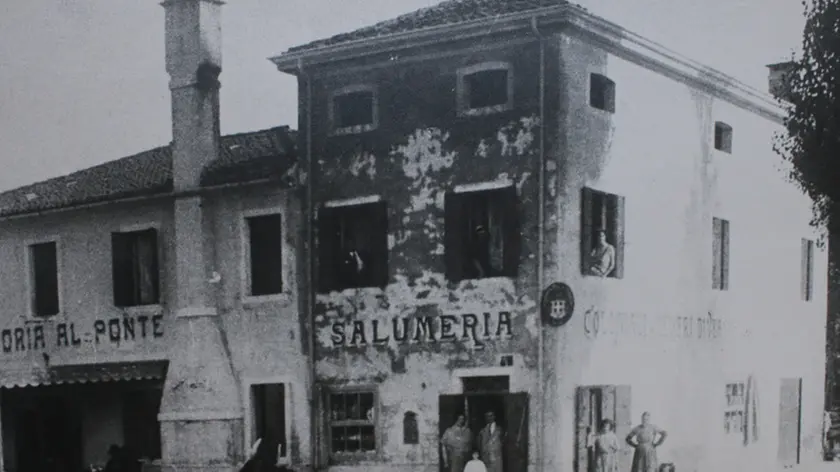 Foto Agenzia Candussi/ Abbadir/ Malcontenta, piazza Malcontenta 10/ L'alimentari Stocchero celebra i 100 anni di attività - nella foto alcune vecchie fotografie