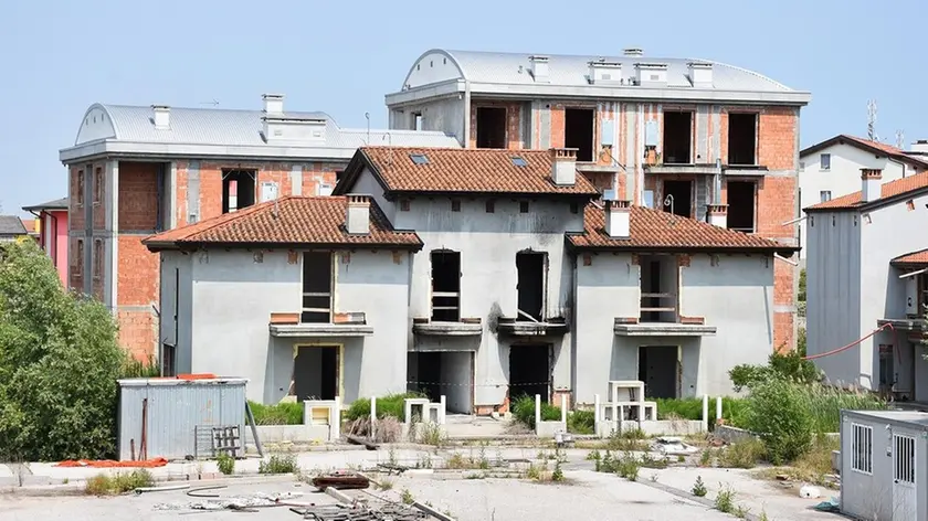 COLUCCI - DINO TOMMASELLA - CAORLE - LA CASA INCENDIATA E IL GRUPPO DI VILLETTE DELLA ZONA A OTTAVA PRESA DI CAORLE