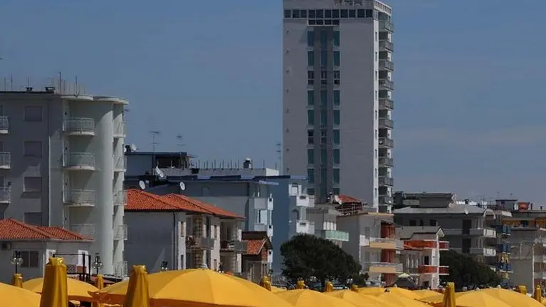 COLUCCI - DINO TOMMASELLA -JESOLO LIDO - spiaggia affollata e prime tintarelle con bagno