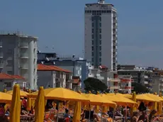 COLUCCI - DINO TOMMASELLA -JESOLO LIDO - spiaggia affollata e prime tintarelle con bagno