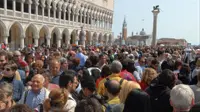 FESTA DELLA LIBERAZIONE - VENTICINQUE APRILE in foto turisti in piazza san marco