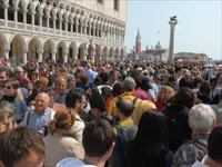 FESTA DELLA LIBERAZIONE - VENTICINQUE APRILE in foto turisti in piazza san marco