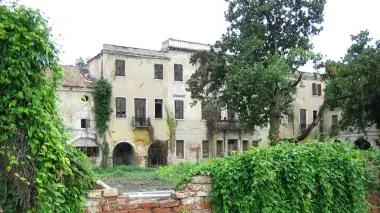 Due immagini di villa Friedenberg in via Asseggiano Nella foto a destra il tetto crollato Il bellissimo edificio di valore storico sta cadendo a pezzi