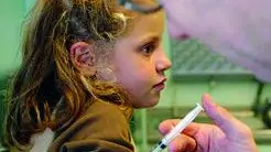 20090722 - ROMA - POL - INFLUENZA A: SACCONI, VACCINEREMO 15,4 MLN TRA 2-27 ANNI. Una foto d'archivio di una bimba mentre riceve una vaccinazione. ''Si sta considerando di vaccinare contro la nuova influenza anche la fascia di popolazione pari a 15,4 milioni di soggetti tra i 2 e i 27 anni, da gennaio 2010''. Lo ha affermato il ministro del Welfare Maurizio Sacconi. Secondo il piano gia' annunciato dal governo, una prima fase delle vaccinazioni interessera', entro la fine del 2009, le categorie maggiormente a rischio ed i lavoratori dei settori sensibili, pari a 8,6 milioni di cittadini...ANSA/FRANCO SILVI/DRN