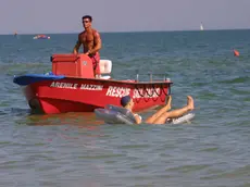 Jesolo (VE):.La spiaggia..02/08/2001 © Light Image Studio..Morsego.