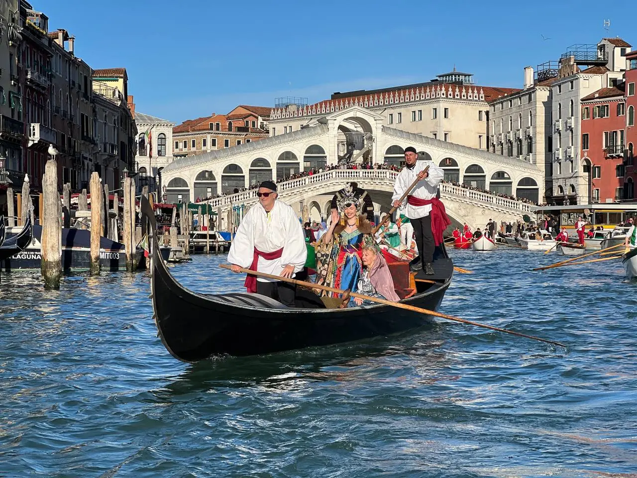 Diciotto giorni di festa che hanno portato il divertimento in tutte le "città di Venezia". Una pantegana galleggiante, cortei acquei, carri allegorici, spettacoli diffusi, rievocazioni storiche, la grazia delle 12 Marie e la magia del fuoco che incontra l’acqua all’Arsenale. Tutto questo è stato il Carnevale di Venezia 2024 “Ad Oriente. Il mirabolante viaggio di Marco Polo”, che oggi si è chiuso con il saluto da Piazza San Marco della Maria vincitrice del Carnevale 2024, Silvia Zecchin, la sfilata dei carri a Zelarino, l’ultimo spettacolo di “Terra Incognita”, nelle acque dell’Arsenale di Venezia, capace di immagare con il suo racconto ancestrale e le feste mascherate nei palazzi.