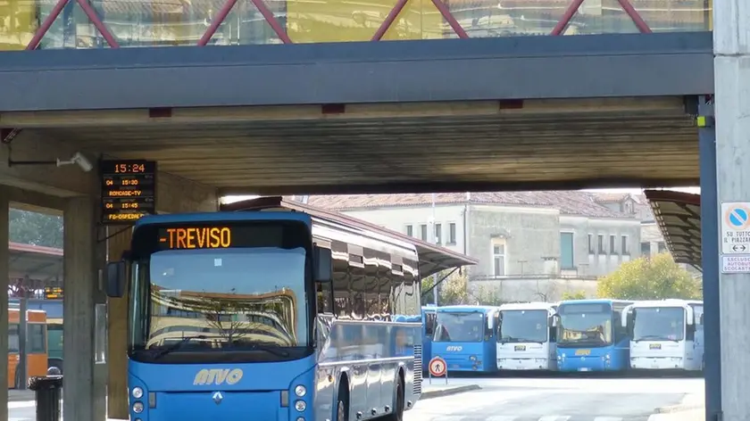 SAN DONA' DI P -. DINO TOMMASELLA - COLUCCI - STAZIONE ATVO PIAZZA 4 NOVEMBRE - AUTOBUS IN PARTENZA