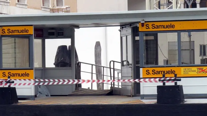 Interpress/Mazzega Tantucci Venezia, 27.04.2013.- Approdo ACTV San Samuele inagibile.-
