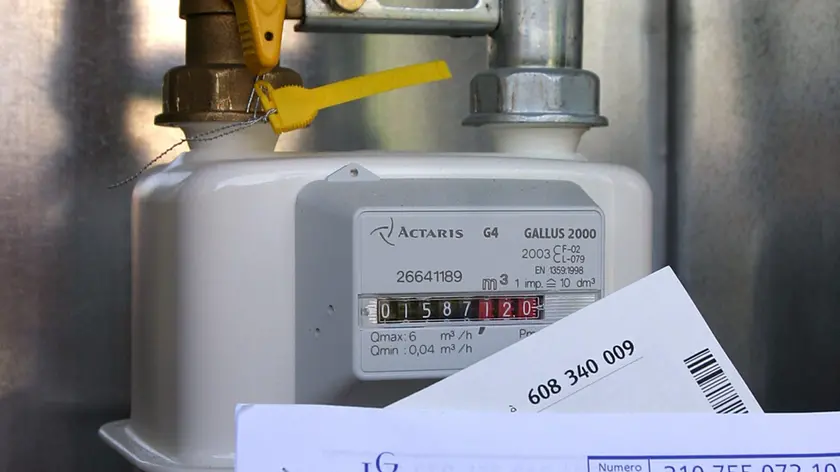 Contatori dell’energia elettrica all’interno di un condominio e bollette delle utenze