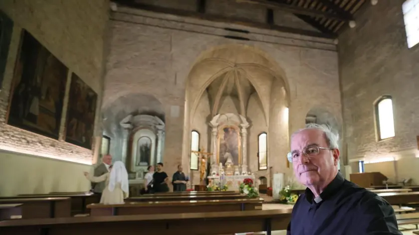 Don Gianni Bernardi e lo stupendo altare in stile gotico come il resto della chiesa di San Girolamo
