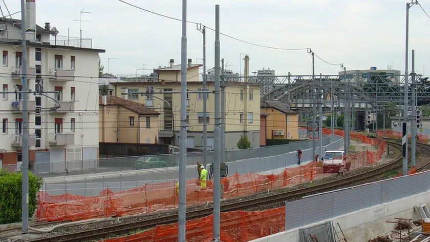 Foto Agenzia Candussi/ Baschieri/ Mestre, Gazzera/ Sopralluogo dell'area compresa tra la ferrovia e la tangenziale in via Gazzera Alta, delle condizioni precarie delle case e dell'avanzamento dei lavori